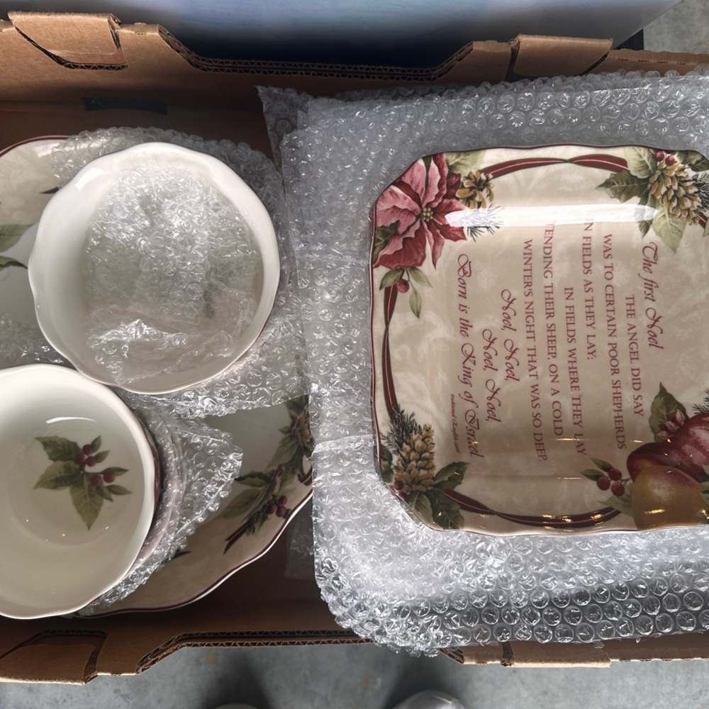 NWT Christmas Dishes for 6